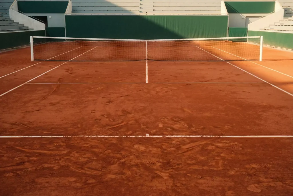 Pista de tierra batida de Roland Garros con las marcas de los deslizamientos de los jugadores